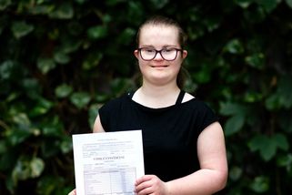 „Eliška je důkazem, že to jde.“ Dívka s Downovým syndromem studuje běžnou střední školu s maturitou
